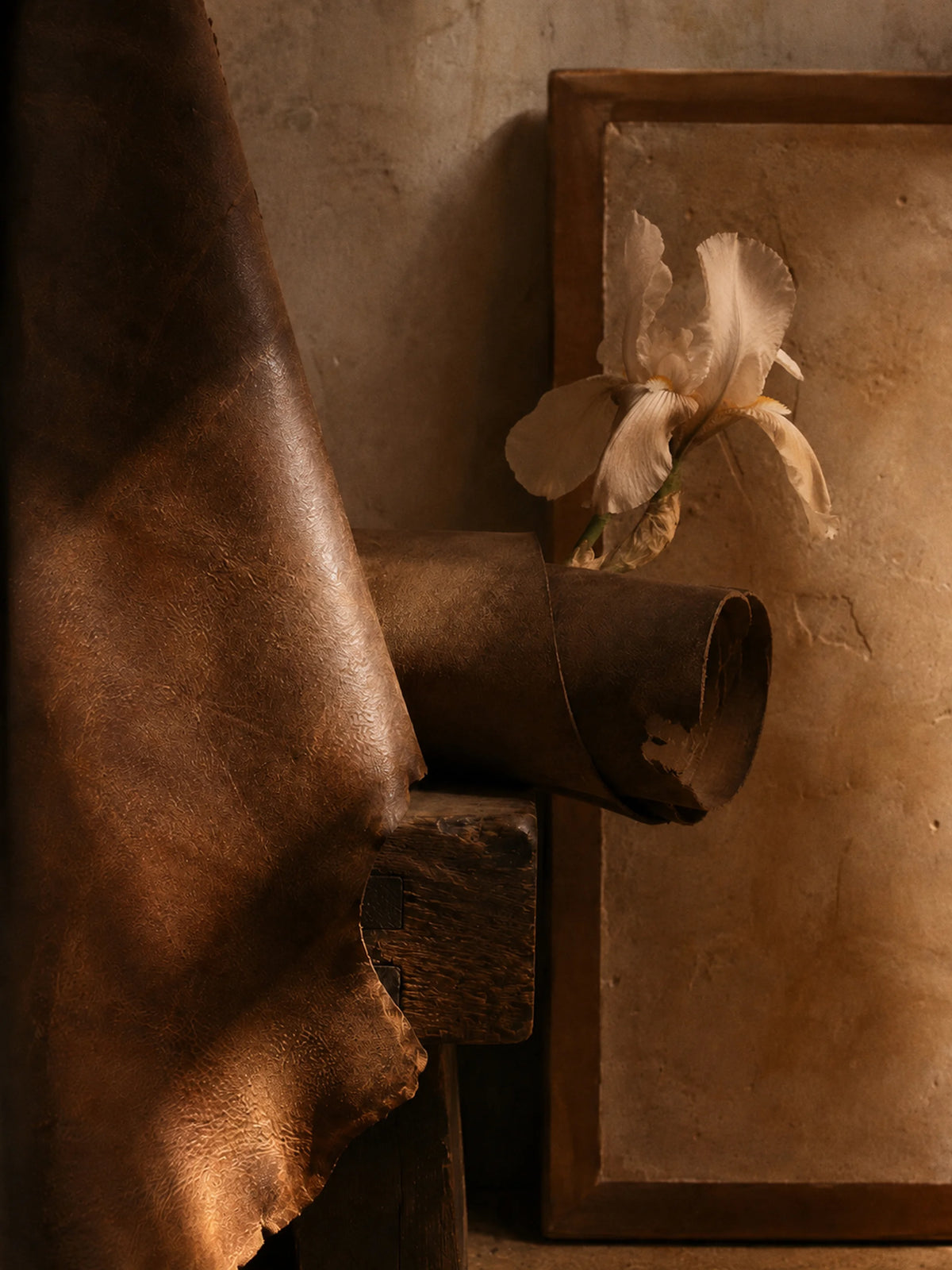 Firenze Leather 250g Scented Soy Candle